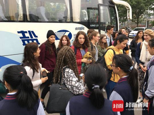 有朋自远方来！法国师生初到自贡：早知道恐龙(图1)