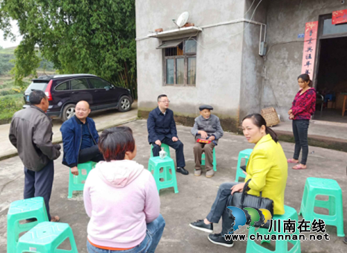 龙马潭区区政府副区长刘勇、特兴街道党工委书记郭溱开展重阳节走访慰问活动(图2)