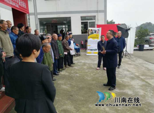 龙马潭区区政府副区长刘勇、特兴街道党工委书记郭溱开展重阳节走访慰问活动(图1)