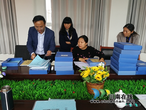 叙永县叙永镇东大街小学接受县教研室教育均衡迎检“教学工作”专项检查(图1)