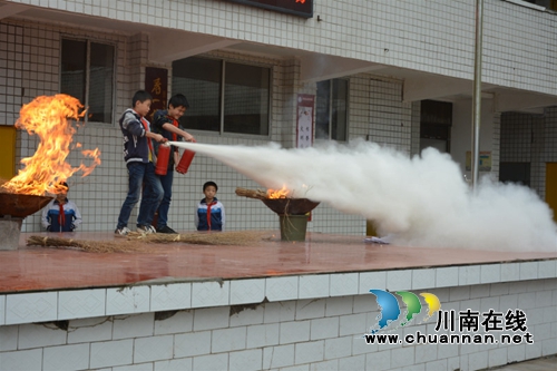 叙永县大石镇中心小学校开展应急消防安全演练(图1)