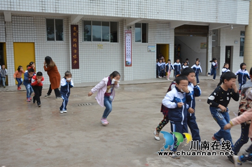 叙永县大石镇中心小学校开展应急消防安全演练(图3)
