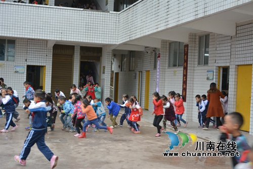 叙永县大石镇中心小学校开展应急消防安全演练(图4)