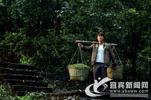 百名第一书记同看宜宾公益电影《最后一公里》(图1)