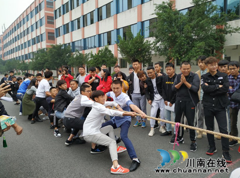 四川三河职业学院建筑工程系开展新生友谊拔河比赛(图1)