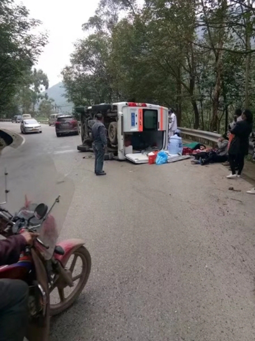 自贡一辆120救护车弯道撞车致侧翻 4人受伤(图1) 自贡一辆120救护车弯道撞车致侧翻 4人受伤(图1)