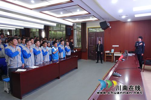 泸州:警察叔叔进校园 传授防身术保安全(图2) 泸州:警察叔叔进校园 传授防身术保安全(图2)