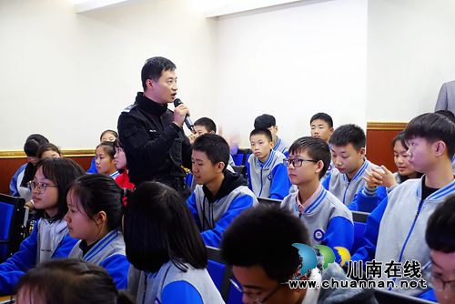 泸州:警察叔叔进校园 传授防身术保安全(图1) 泸州:警察叔叔进校园 传授防身术保安全(图1)