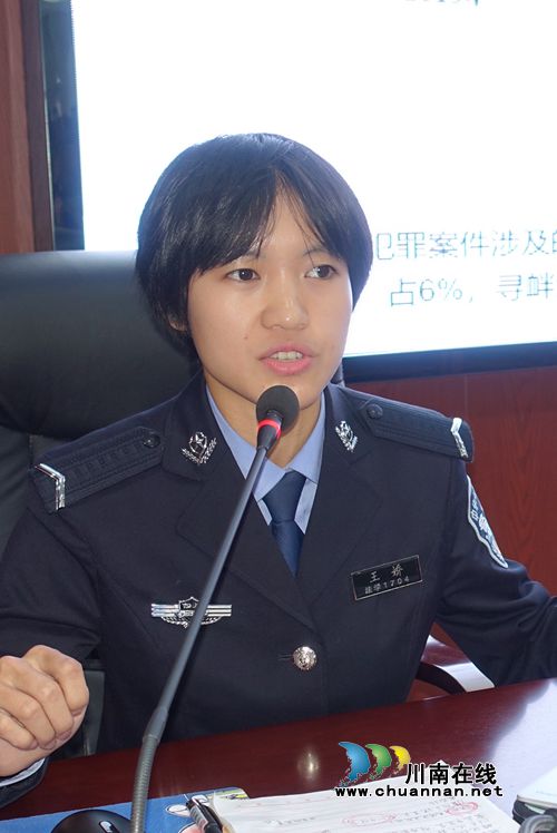 泸州:警察叔叔进校园 传授防身术保安全(图4) 泸州:警察叔叔进校园 传授防身术保安全(图4)