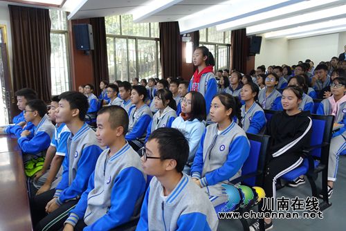 泸州:警察叔叔进校园 传授防身术保安全(图8) 泸州:警察叔叔进校园 传授防身术保安全(图8)