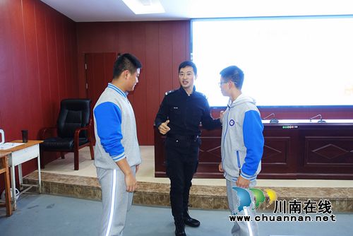 泸州:警察叔叔进校园 传授防身术保安全(图6) 泸州:警察叔叔进校园 传授防身术保安全(图6)