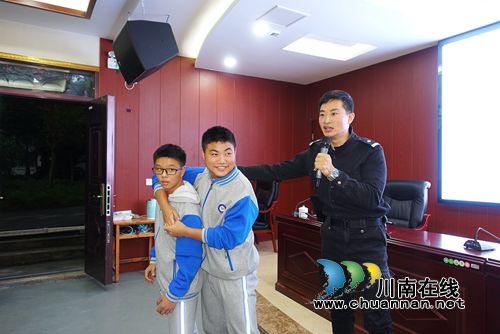 泸州:警察叔叔进校园 传授防身术保安全(图7) 泸州:警察叔叔进校园 传授防身术保安全(图7)