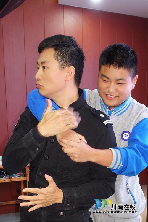 泸州:警察叔叔进校园 传授防身术保安全(图5) 泸州:警察叔叔进校园 传授防身术保安全(图5)