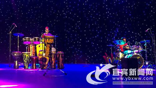 加拿大互动亲子剧火爆宜宾 观众共度奇妙夜晚(图1) 加拿大互动亲子剧火爆宜宾 观众共度奇妙夜晚(图1)