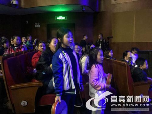 加拿大互动亲子剧火爆宜宾 观众共度奇妙夜晚(图2) 加拿大互动亲子剧火爆宜宾 观众共度奇妙夜晚(图2)