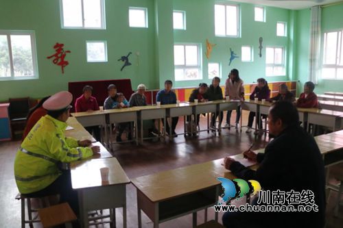 泸县公安局石桥派出所到辖区中心幼儿园开展交通安全管理工作约谈(图1)