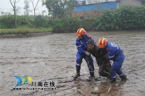 泸县男摸螺蛳身陷烂泥 救援队员“牵”出困境(图1) 泸县男摸螺蛳身陷烂泥 救援队员“牵”出困境(图1)