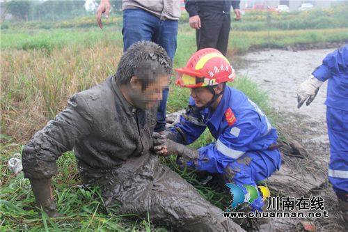 泸县男摸螺蛳身陷烂泥 救援队员“牵”出困境(图4) 泸县男摸螺蛳身陷烂泥 救援队员“牵”出困境(图4)