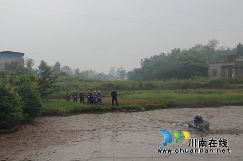 泸县男摸螺蛳身陷烂泥 救援队员“牵”出困境(图2) 泸县男摸螺蛳身陷烂泥 救援队员“牵”出困境(图2)