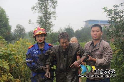 泸县男摸螺蛳身陷烂泥 救援队员“牵”出困境(图3) 泸县男摸螺蛳身陷烂泥 救援队员“牵”出困境(图3)