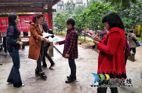 合江县档案局积极开展国际消除贫困日法治宣传(图1)