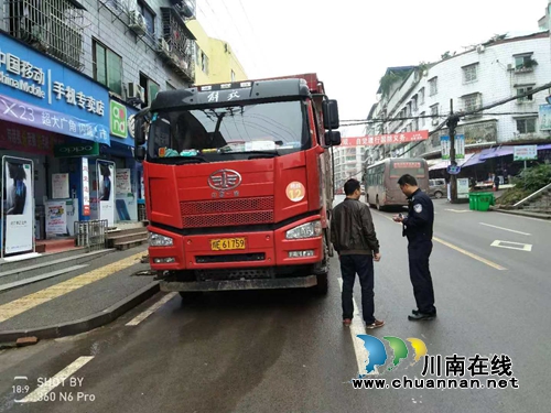 泸县太伏镇开展场镇秩序整治行动(图1)