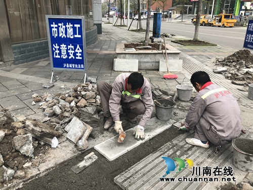 泸县：市政工人紧锣密鼓修复县城破损路面(图1)