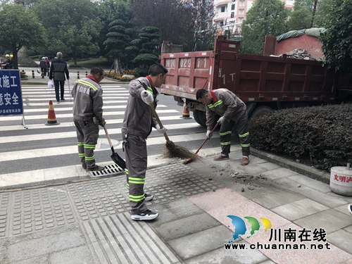 泸县：市政工人紧锣密鼓修复县城破损路面(图2)