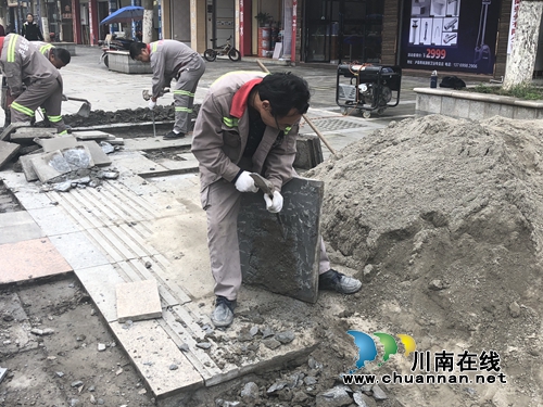 泸县：市政工人紧锣密鼓修复县城破损路面(图4)