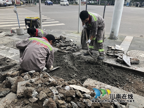 泸县：市政工人紧锣密鼓修复县城破损路面(图3)