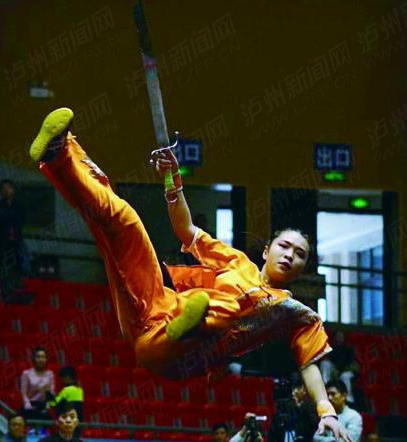 南刀南棍力压群芳&nbsp;泸州妹子全国武术大赛摘两金(图1)