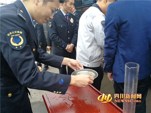 亮绝活！自贡举行公交驾驶员技能大比武(图1)