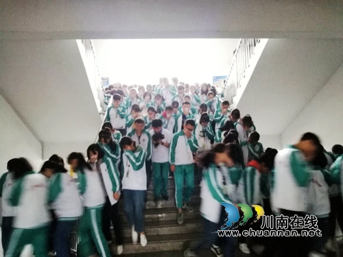 叙永一中:火灾应急疏散演练保平安(图4) 叙永一中:火灾应急疏散演练保平安(图4)