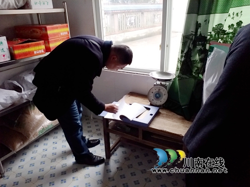 纳溪龙车镇小学扎实开展食堂食品安全卫生大检查(图1)