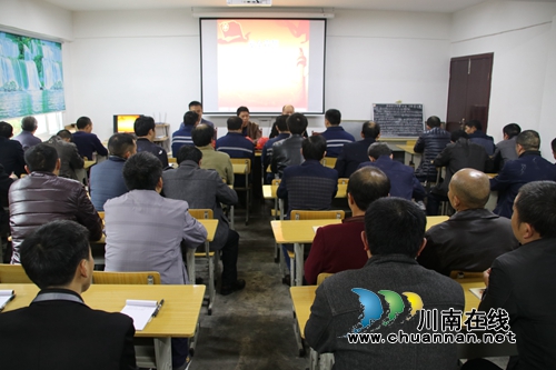 叙永煤矿举行“红帽子工程”授帽仪式(图3)