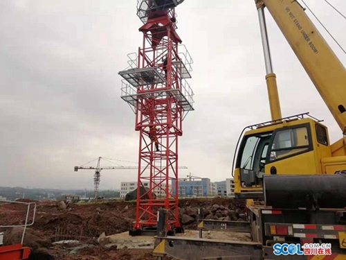 泸州一女子因纠纷爬上塔吊 泸州消防紧急救援(图1) 泸州一女子因纠纷爬上塔吊 泸州消防紧急救援(图1)