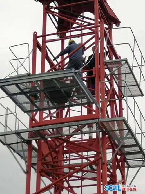 泸州一女子因纠纷爬上塔吊 泸州消防紧急救援(图2) 泸州一女子因纠纷爬上塔吊 泸州消防紧急救援(图2)