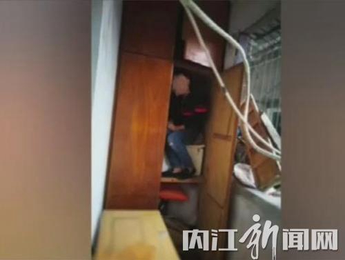 内江:民警押嫌犯辨认现场 衣柜还藏着嫌疑人(图1) 内江:民警押嫌犯辨认现场 衣柜还藏着嫌疑人(图1)