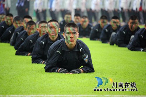 四川警察学院代表队参演省第三届警察体育运动会开幕式表演获赞誉(图2) 四川警察学院代表队参演省第三届警察体育运动会开幕式表演获赞誉(图2)