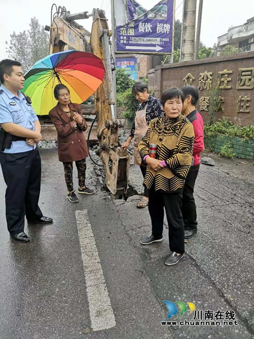 合江县星焰天然气有限公司为临港工业园区警务室送上锦旗(图2)