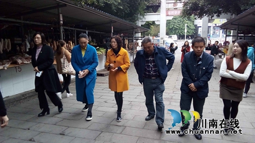 眉山市爱卫办到龙马潭区红星街道考察临时便民农产品交易点建设管理工作(图1)