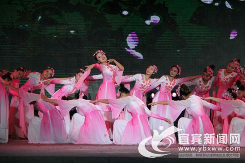 宜宾兴文首届“舞林大会” 苗族广场舞成亮点(图1) 宜宾兴文首届“舞林大会” 苗族广场舞成亮点(图1)