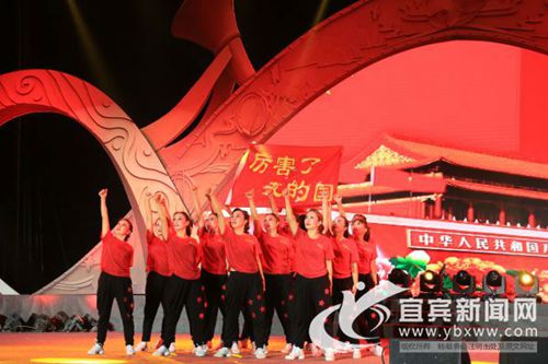 宜宾兴文首届“舞林大会” 苗族广场舞成亮点(图2) 宜宾兴文首届“舞林大会” 苗族广场舞成亮点(图2)