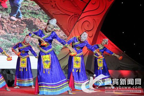 宜宾兴文首届“舞林大会” 苗族广场舞成亮点(图3) 宜宾兴文首届“舞林大会” 苗族广场舞成亮点(图3)