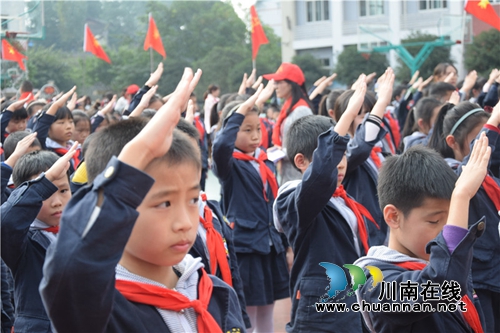 泸州十八中:重温入队礼 红领巾召唤我前行(图3) 泸州十八中:重温入队礼 红领巾召唤我前行(图3)