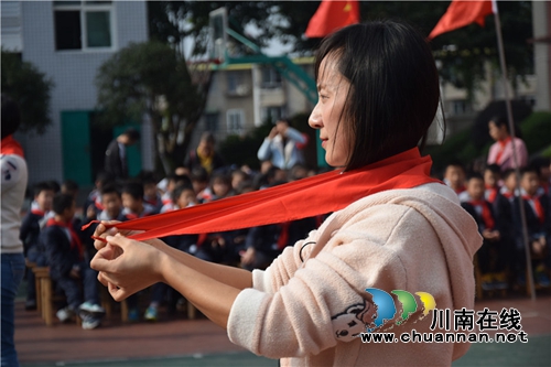 泸州十八中:重温入队礼 红领巾召唤我前行(图2) 泸州十八中:重温入队礼 红领巾召唤我前行(图2)