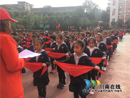 泸州十八中:重温入队礼 红领巾召唤我前行(图5) 泸州十八中:重温入队礼 红领巾召唤我前行(图5)