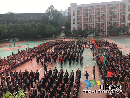 泸州十八中:重温入队礼 红领巾召唤我前行(图4) 泸州十八中:重温入队礼 红领巾召唤我前行(图4)