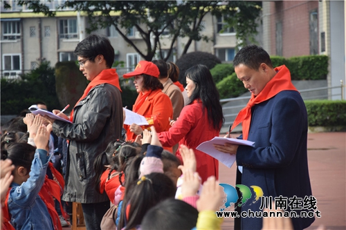 泸州十八中:重温入队礼 红领巾召唤我前行(图9) 泸州十八中:重温入队礼 红领巾召唤我前行(图9)