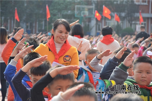 泸州十八中:重温入队礼 红领巾召唤我前行(图7) 泸州十八中:重温入队礼 红领巾召唤我前行(图7)